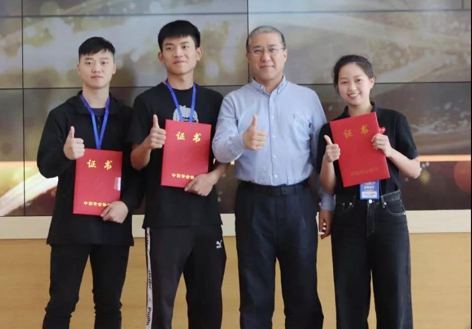 深圳技师学院副校长籍东晓为学生组前三名颁奖