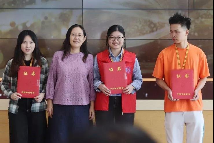 中国黄金政研会常务副秘书长刘晓峰为职工组前三名颁奖
